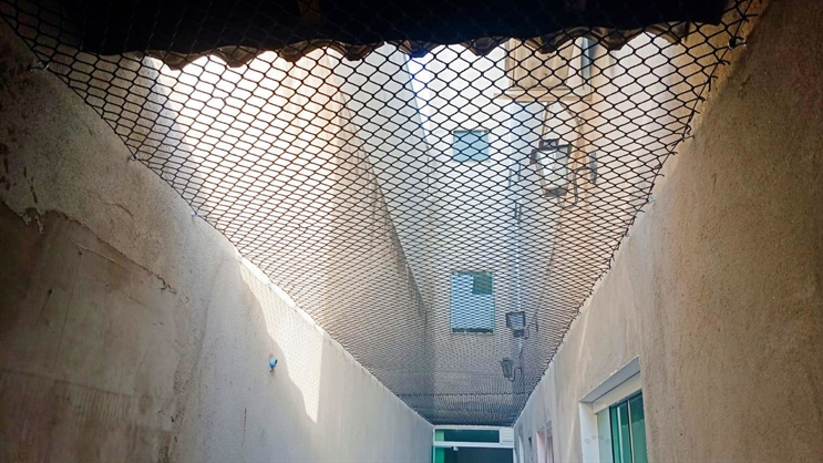 Rede de proteção em cobertura de corredor